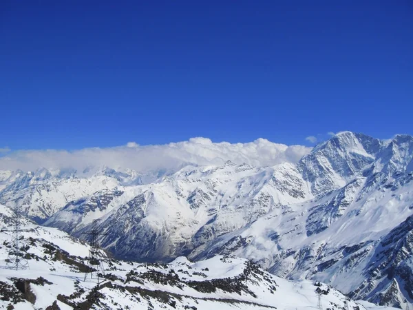 Kafkas Dağları kar ve berrak gökyüzü altında — Stok fotoğraf
