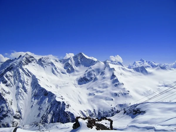 Kaukasusberge unter Schnee und klarem Himmel — Stockfoto