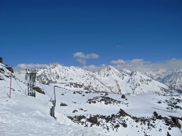 Kaukaz pod śniegiem i jasne niebo — Zdjęcie stockowe