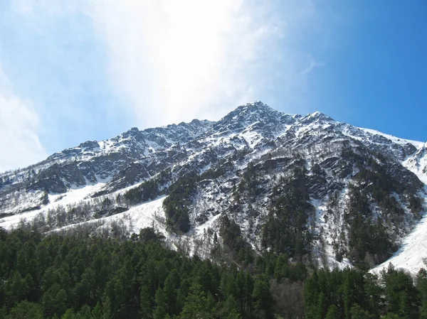 Montañas del Cáucaso bajo la nieve y el cielo nublado — Foto de Stock