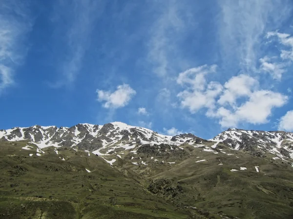 Kaukasusberge unter Schnee und wolkenverhangenem Himmel — Stockfoto