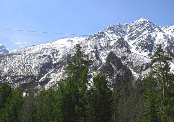Кавказские горы под снегом и ясным небом — стоковое фото