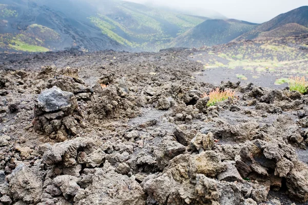 Lavastenar nära upp på vulkanen Etnas sluttning — Stockfoto