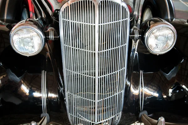 Zwart retro auto close up — Stockfoto