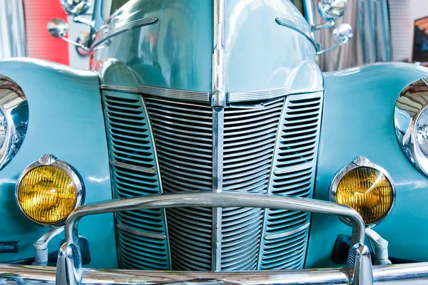Modré retro auto s žlutým světlomety zblízka — Stock fotografie