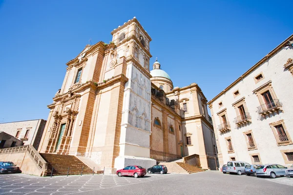 Barockstil katedralen i sicilianska staden piazza armerina — Stockfoto