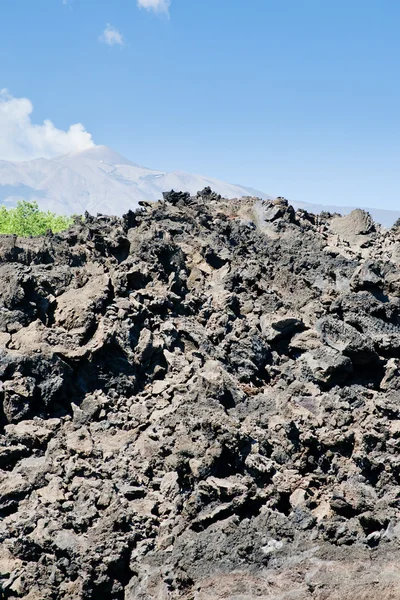 Rocas de lava afiladas y endurecidas con Etna en el fondo —  Fotos de Stock
