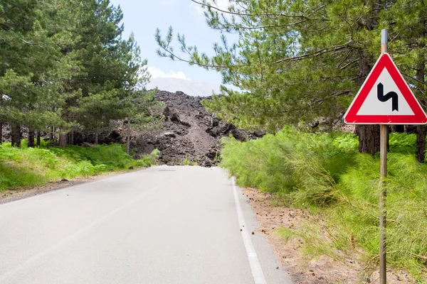 Estrada bloqueada por córrego de lava endurecido, Etna — Fotografia de Stock