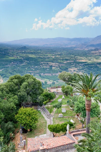 Vista sobre a antiga jarda italiana e vale da montanha — Fotografia de Stock
