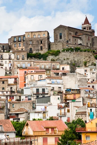 Täta hus i antika sicilianska bergsstad — Stockfoto