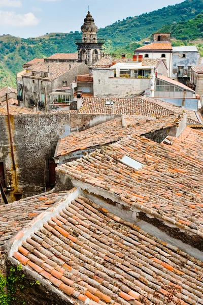 Вид на давні черепичні дахи і церковну вежу в місті — стокове фото