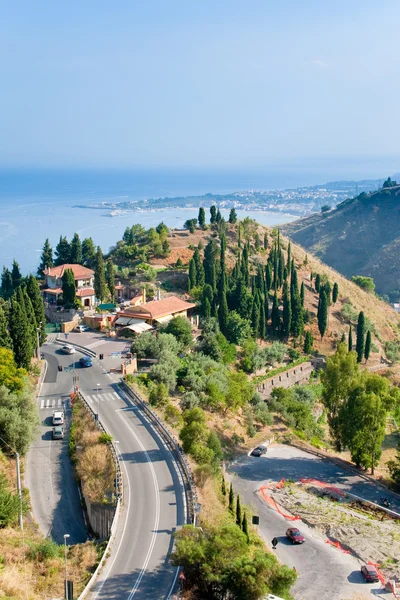 Вид на місто Таорміна і вдаються Джардіні-Наксос, Сицилія — стокове фото