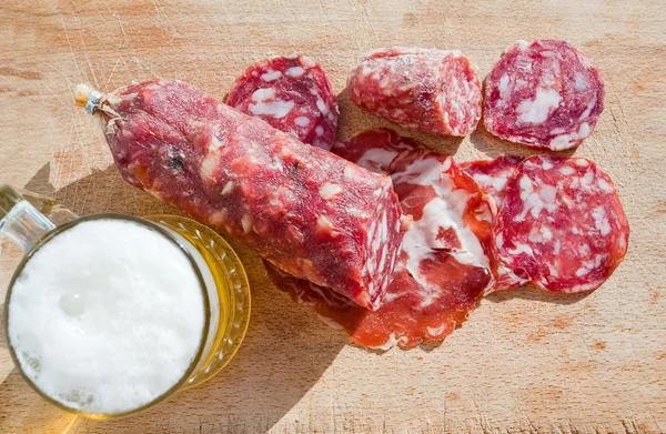 Włoskie salami i piwa odkryty — Zdjęcie stockowe