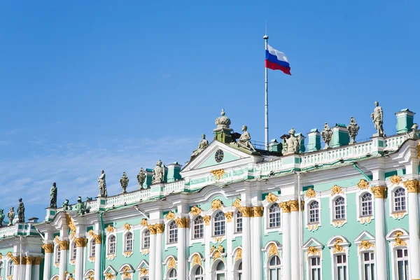 Государственный флаг России на Зимнем дворце, Санкт-Петербург, Россия — стоковое фото