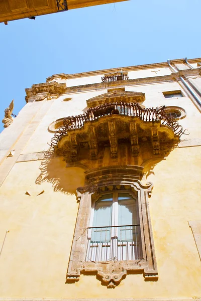 Altes Fenster in barockem Haus — Stockfoto