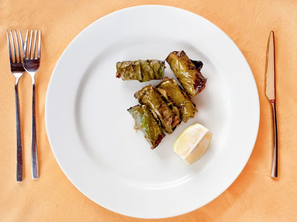 Bolas de carne en hojas de limón en el plato —  Fotos de Stock