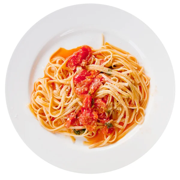 Спагетті з гострим томатним соусом на білій тарілці — стокове фото