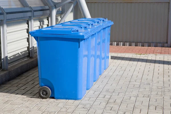 蓝色塑料回收箱 — 图库照片