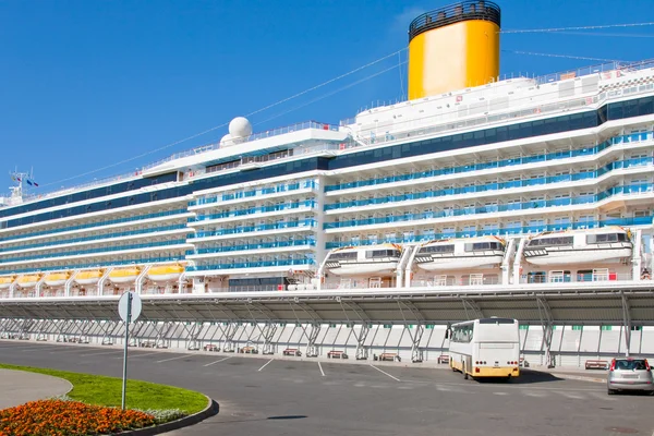 Cruise liner in port — Stock Photo, Image