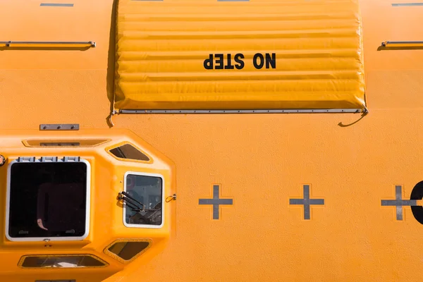 Narancssárga mentőcsónak — Stock Fotó