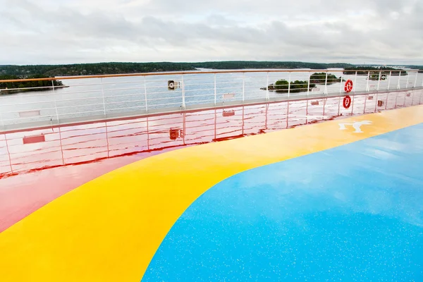 Running tracks op het bovendek van cruise liner — Stockfoto