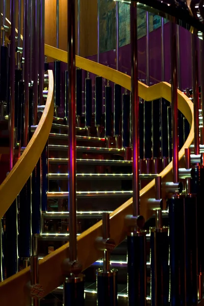 Escaliers en spirale éclairés — Photo