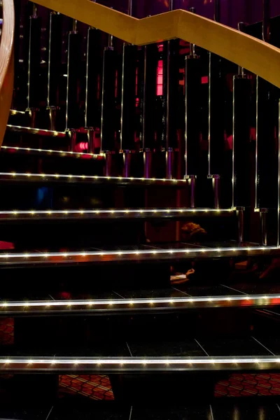 照明的螺旋楼梯 — 图库照片