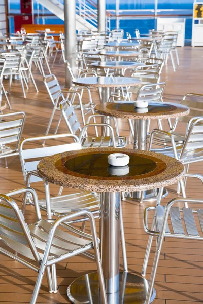 Mesas com cinzeiros em bar ao ar livre — Fotografia de Stock