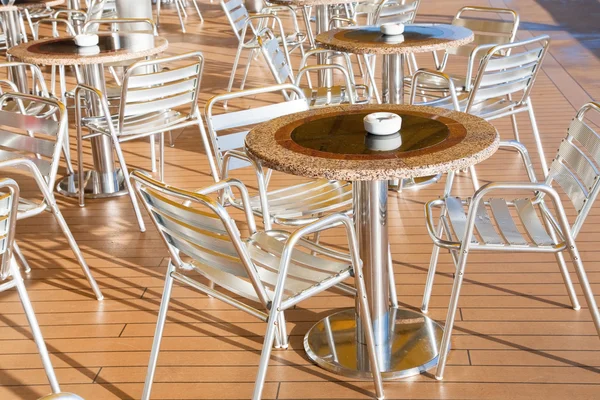 Mesas con ceniceros en bar al aire libre — Foto de Stock