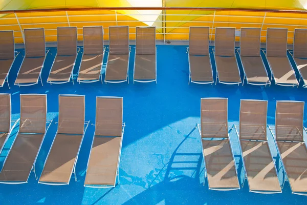 Открытая релаксационная палуба круизного лайнера — стоковое фото