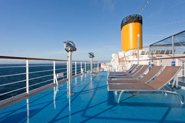 Üzerinde güneşlenme koltukları cruise liner — Stok fotoğraf