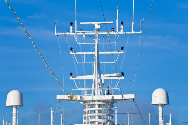 Navigering antennen på lyxkryssare — Stockfoto