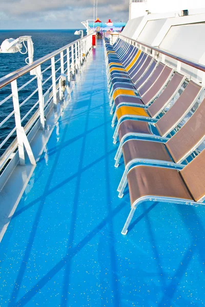 Liegestühle auf Seite des Kreuzfahrtschiffes — Stockfoto