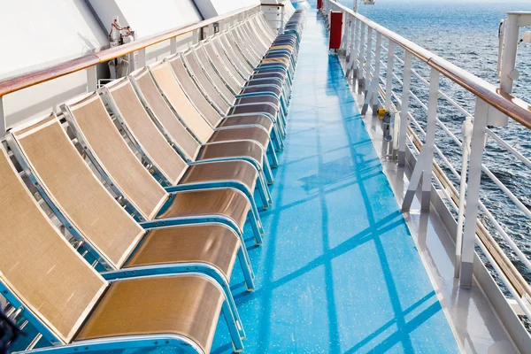 Cadeiras de banhos de sol no lado do forro de cruzeiro — Fotografia de Stock