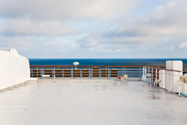Achtersteven van cruiseschip in zee in de zomerochtend — Stockfoto