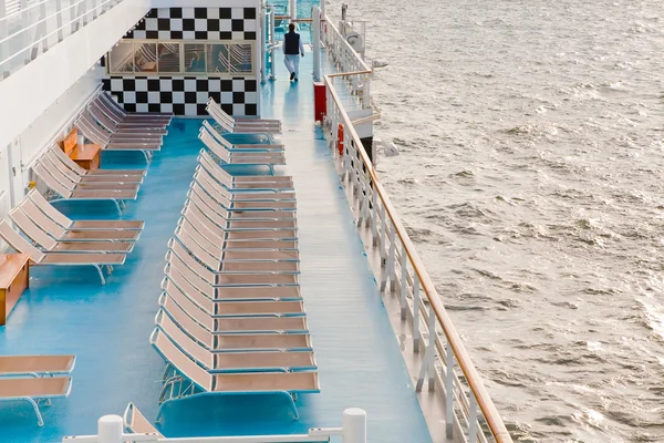 Zonnen stoelen op kant van cruise liner op ochtend — Stockfoto