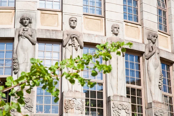 Sculptuur van kalevala helden op muur van oude huis, helsinki — Stockfoto