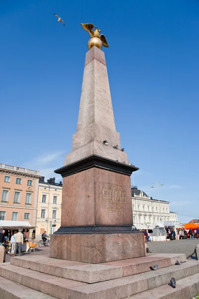 Obelisco granitico dell'imperatrice Alexandra sulla piazza del mercato di Helsinki — Foto Stock