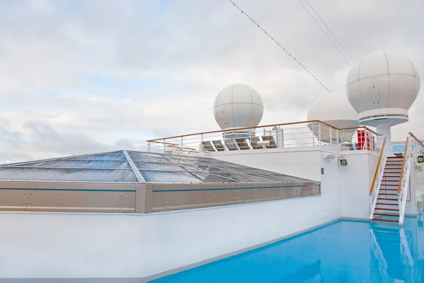Bovendek van cruise liner — Stockfoto