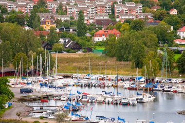 stockholm banliyösü bulutlu gün içinde küçük İsveç kasabasında