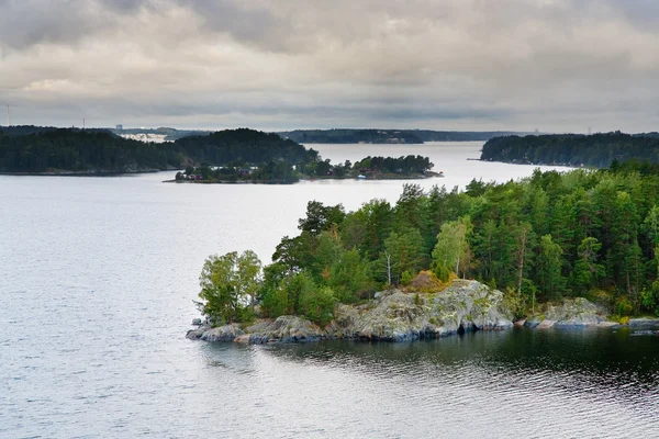 Malé kamenné ostrovy v švédského fjordu při západu slunce — Stock fotografie