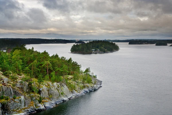 スウェーデン フィヨルド日没時に小さな石の島 — ストック写真
