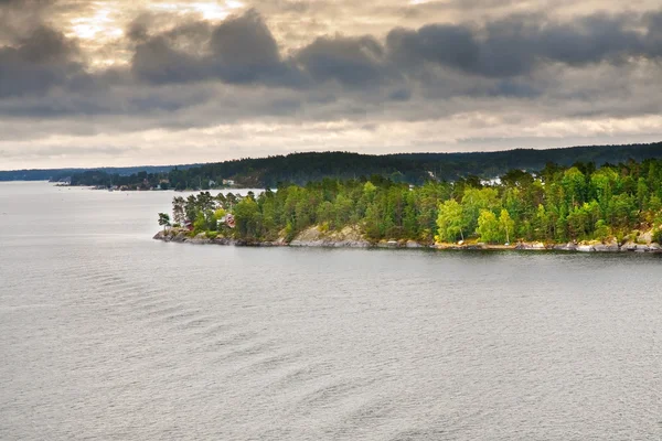 Malé kamenné ostrovy v švédského fjordu při západu slunce — Stock fotografie