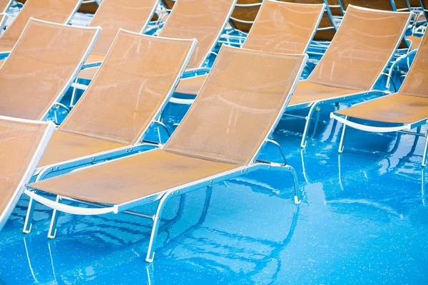 Cadeiras têxteis no convés molhado do forro de cruzeiro — Fotografia de Stock