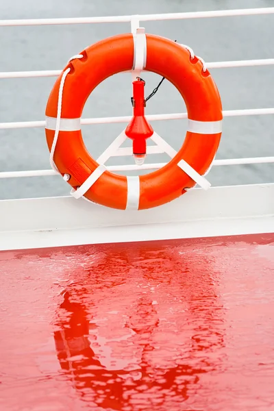 Rettungsboje auf Kreuzfahrtschiff — Stockfoto