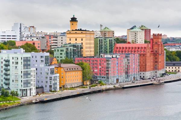 Många-färgade byggnader på waterfront i stockholm — Stockfoto