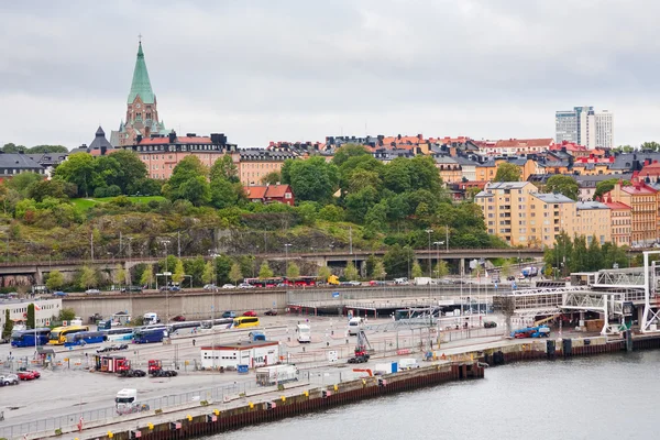 Vista sul terminal di spedizione e sulla vecchia chiesa di Sofia a Stoccolma — Foto Stock