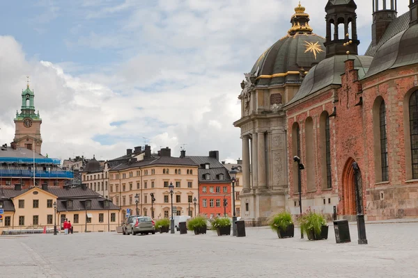 Plaza cerca de Riddarholmskyrkan ("Iglesia de los Caballeros") en Estocolmo — Foto de Stock