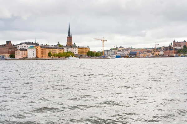 Fronte mare e vista sulla chiesa dei Cavalieri a Stoccolma — Foto Stock