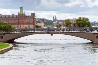 Kanal ve köprüye Stokholm'da